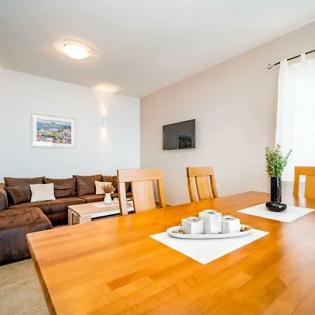 Holiday Nina * Prigradica
