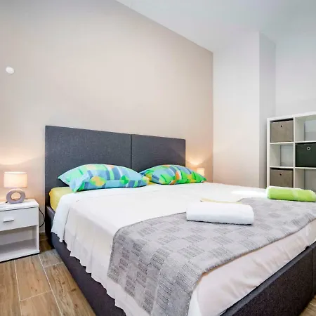 Vakantiehuis Holiday Nina Prigradica